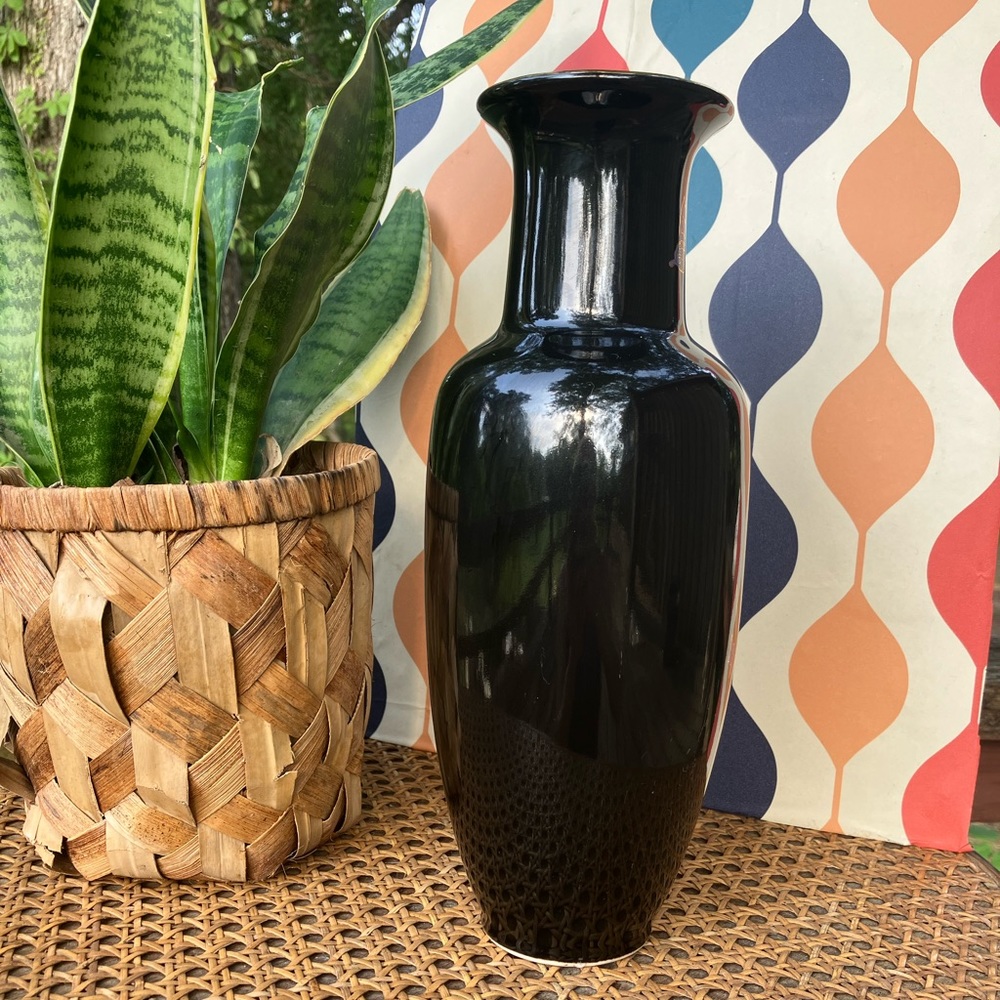 Vintage Japanese Lacquered Black Iris Vase w/Gold Trim - Picture 4 of 14